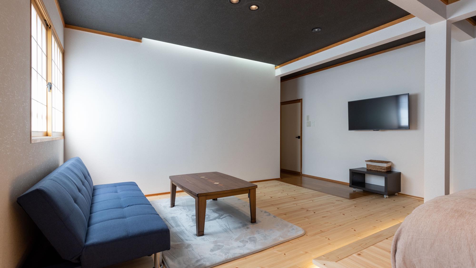 【すずらん】スタンダード｜ツインベッド＋ソファ（20㎡）窓からは遠くに乗鞍岳を望めます