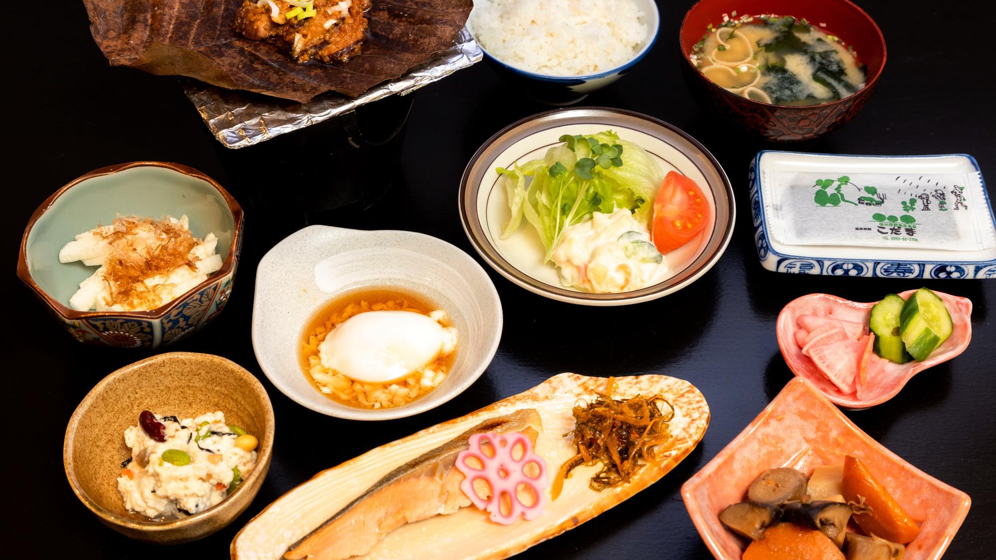 【朝食】朴葉みそ焼き、高原花豆の甘煮など、乗鞍の朝ごはん