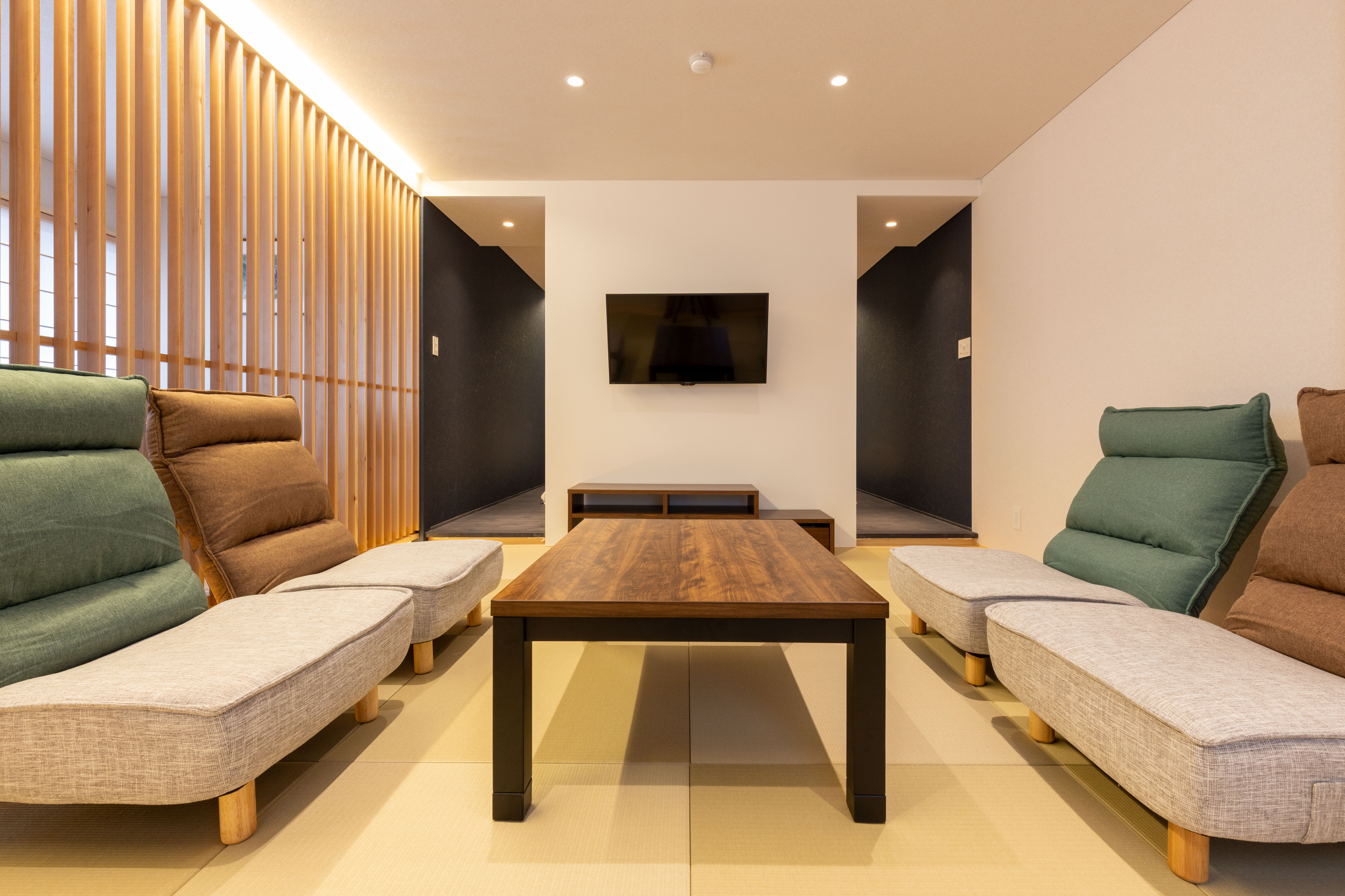 【しらかばの間】琉球畳でゆったり。寝室と居室が分離タイプの客室