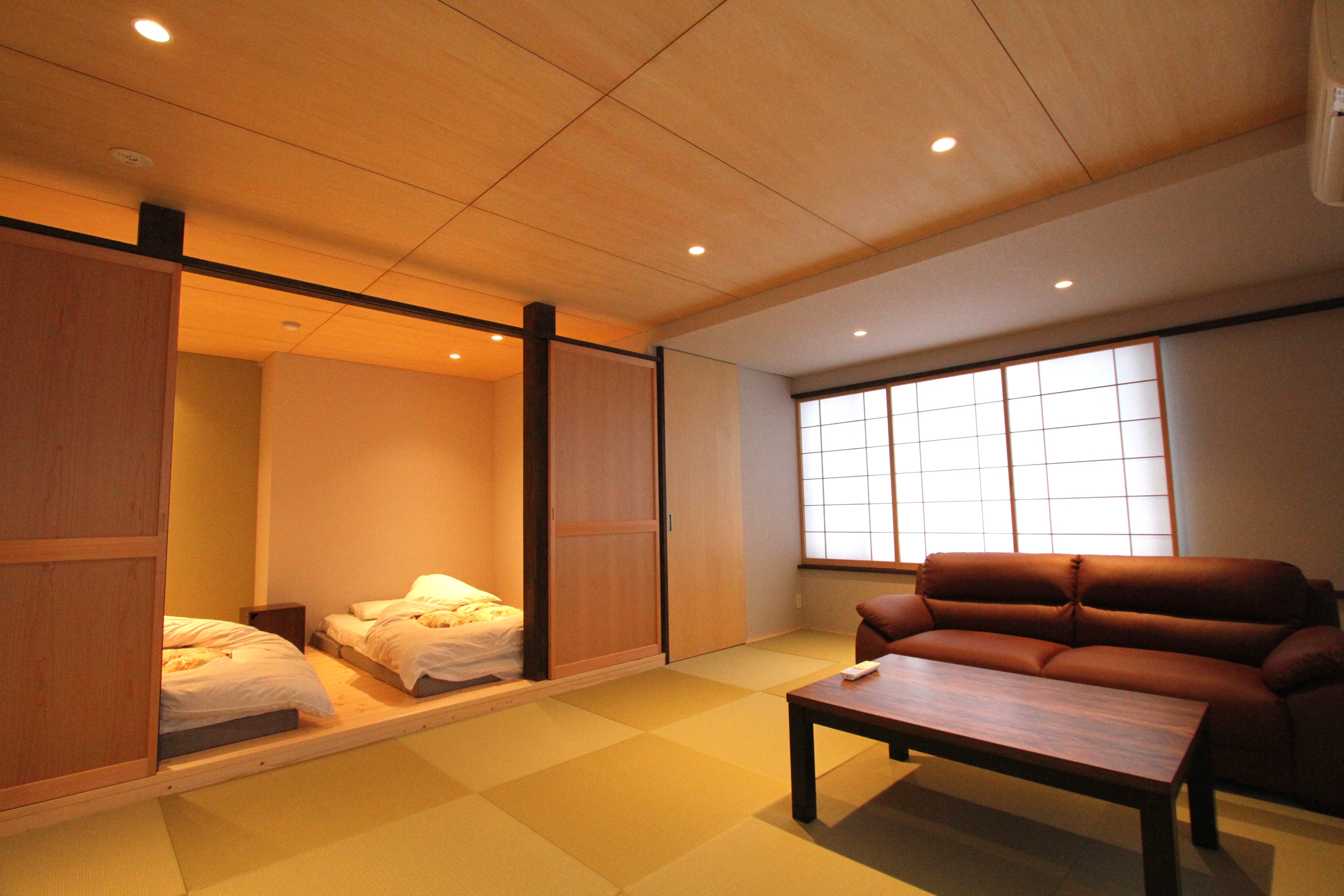 【こまくさの間】寝室と居室の分離タイプ。琉球畳みを敷いた和モダン客室