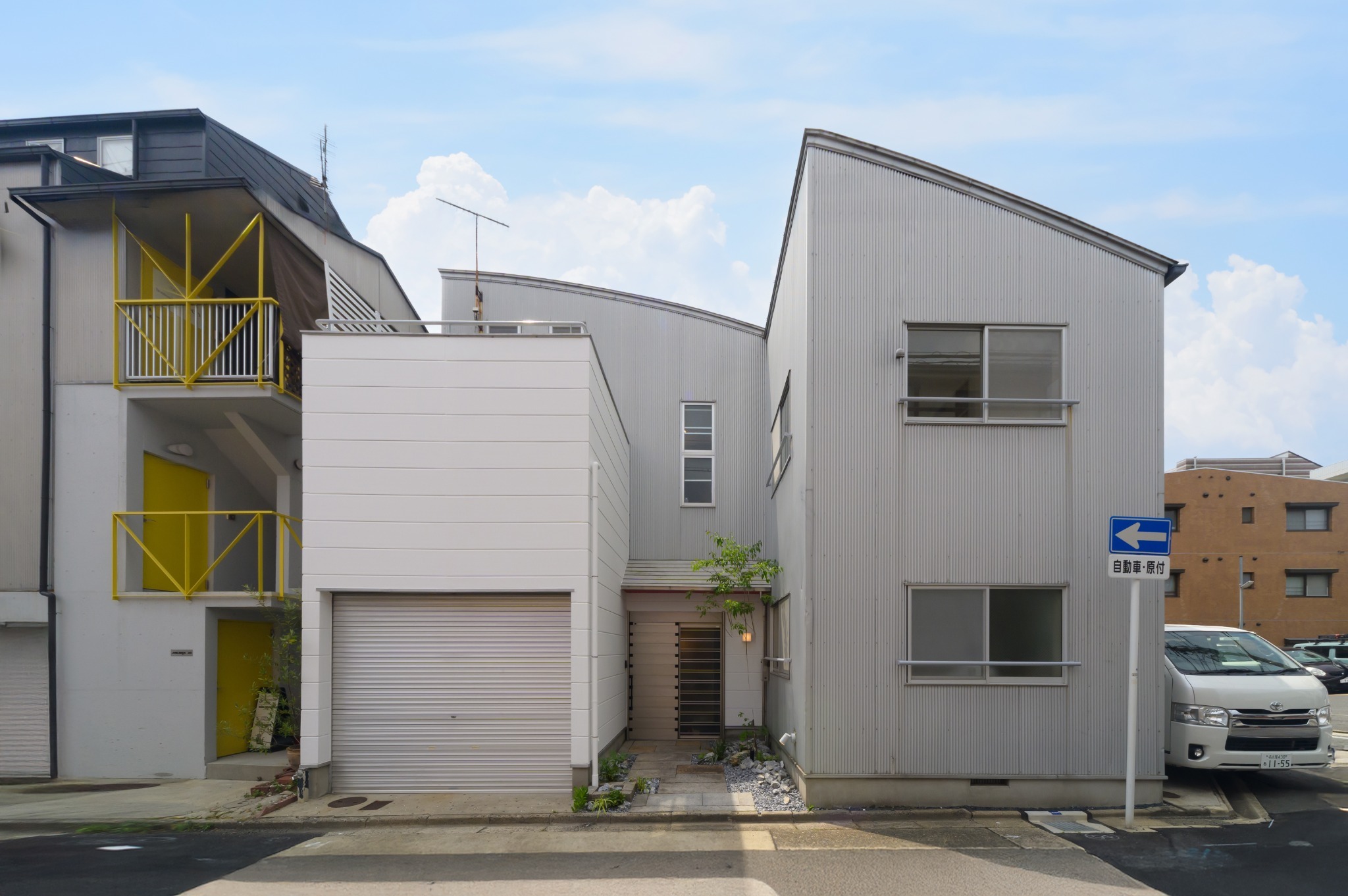 建物正面　右手に駐車スペース