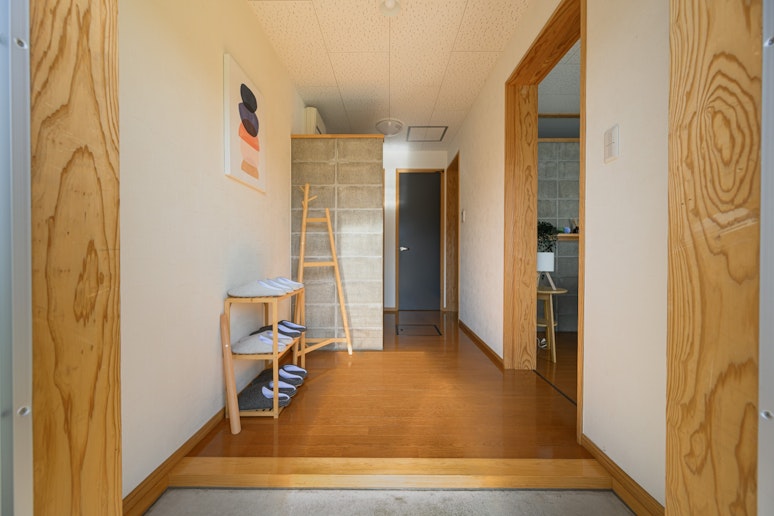 ゆとりある玄関が旅の始まりを優しく迎えます。