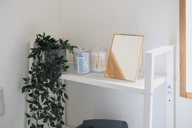 綿棒や絆創膏のアメニティ、スタンド式の鏡は身だしなみを整えるのにご利用できます。