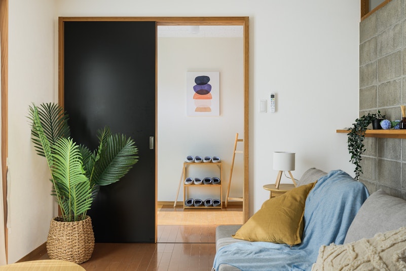 観葉植物と木目のインテリアが織りなす、温かみのある空間。