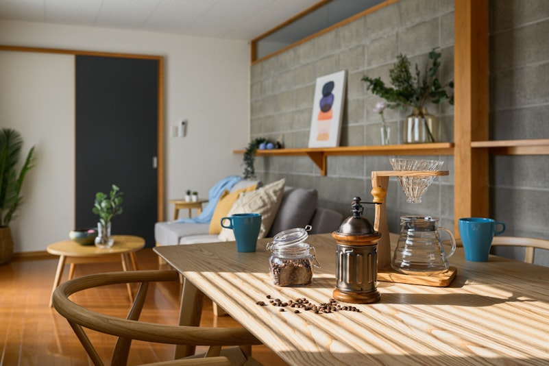 やわらかな光に包まれながら、 コーヒーの香りとともに穏やかなひとときを。