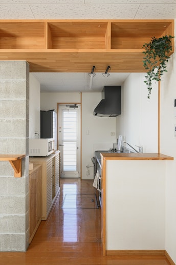 木の温もりを感じる洗練されたデザインのキッチン。