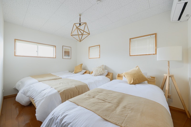 明るい光が差し込むお部屋に、シングルベッドを3台設置。...