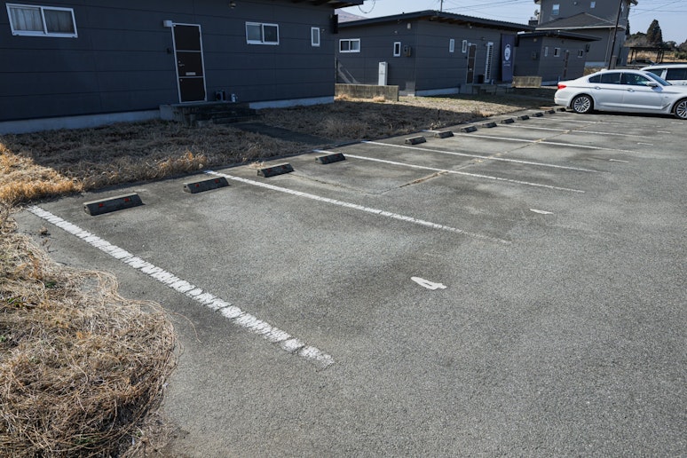 施設敷地内に無料の駐車場があり、2台まで駐車可能です。