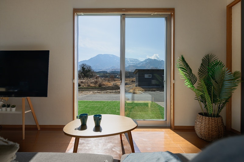 リビングの大きな窓からは阿蘇山のパノラマビューをお楽しみいただけます。...