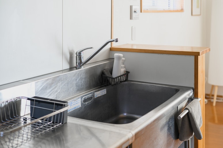 広々としたステンレスシンクを備えた使いやすいキッチン。