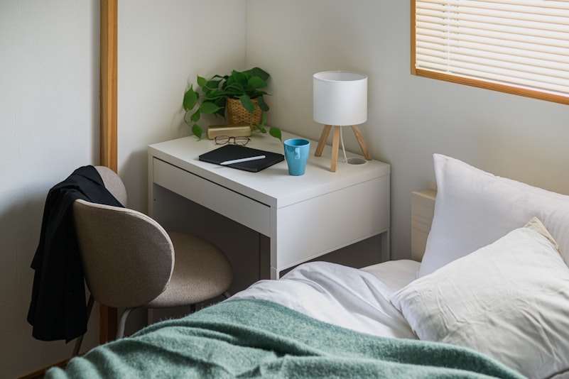 寝室にはデスクとチェアを設置しており、ワーケーションにも最適です。...