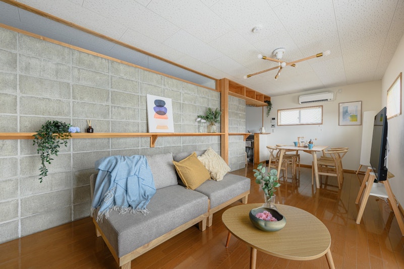 ゆったり座れる広いソファで、旅の疲れを癒すくつろぎのひとときを。ソファベッドとしても利用できます。