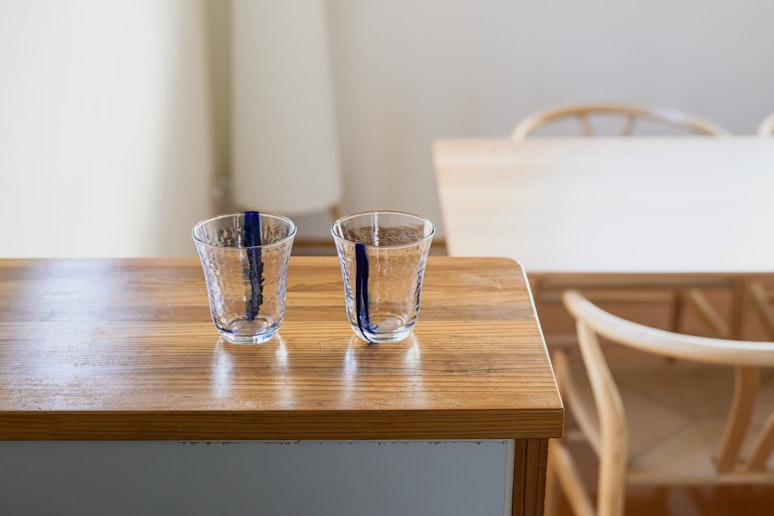 涼しげな印象を与えるグラスで、お食事や休憩の時間を彩ります。