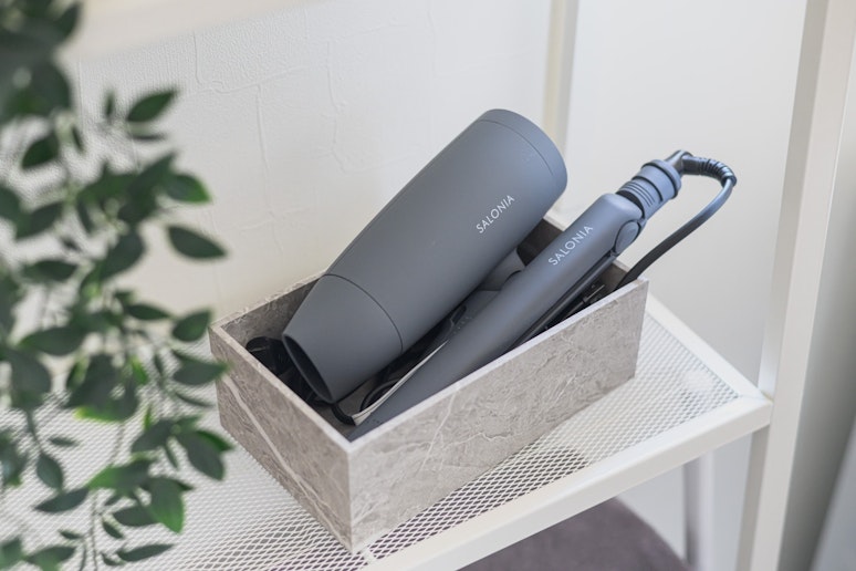 ヘアドライヤーとヘアアイロンをご用意。 お風呂上りや朝の身支度にご利用ください。