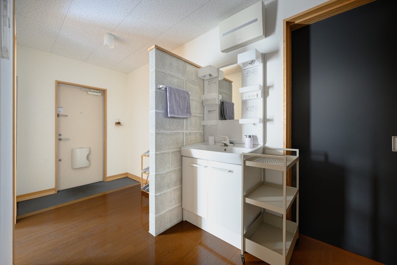 玄関近くに洗面台があります。...