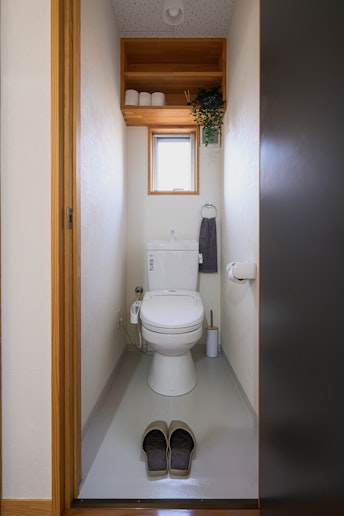 温水洗浄便座付きのトイレを完備。