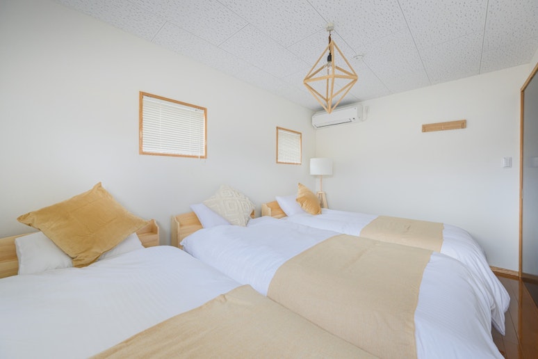 シングルベッド2台を並べてキングサイズとしてもご利用いただけます。