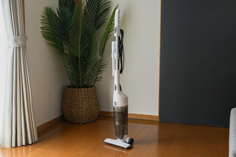 掃除機をご用意しておりますので、ちょっとしたゴミや、長期滞在中のお掃除などにご活用ください。