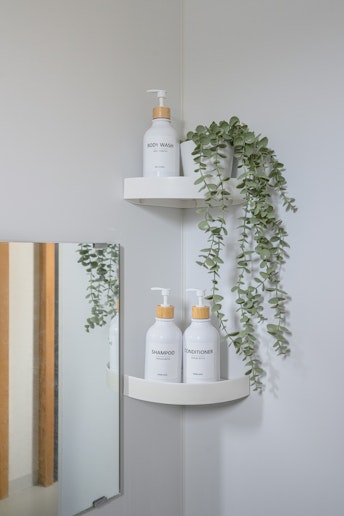 白を基調としたコーナーシェルフに、温かみのあるグリーンのアクセントで、疲れを癒す穏やかな時間を...