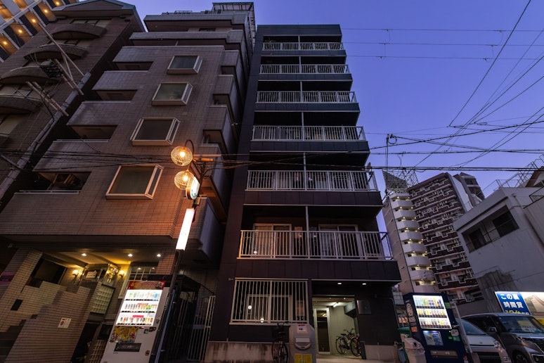 ビル外見（夜）