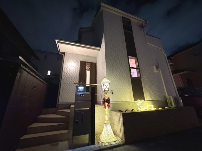 玄関外(夜)