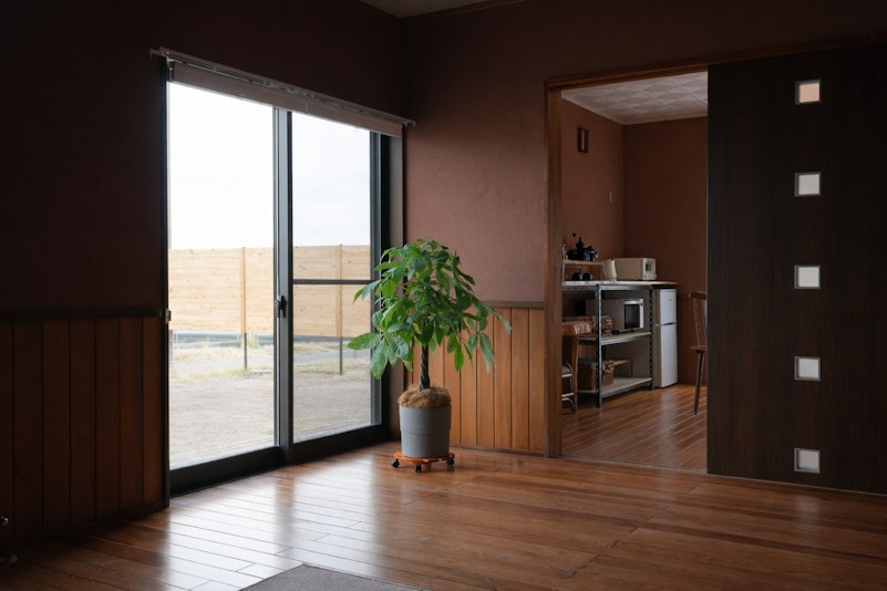 柔らかな光が入るリビングルーム