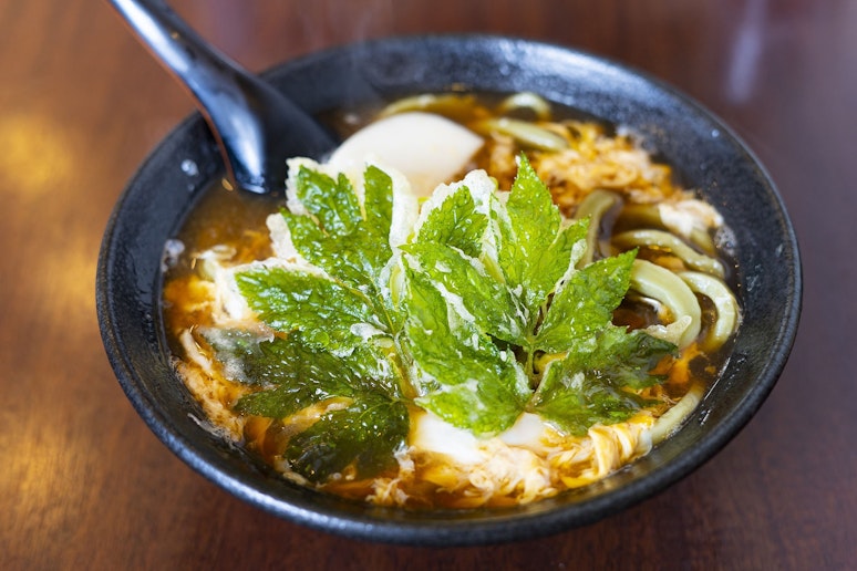 島グルメ（明日葉うどん）