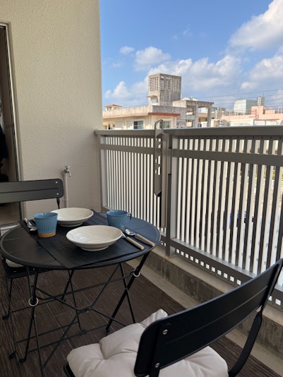 ベランダにはテーブル＋椅子2脚ございます。