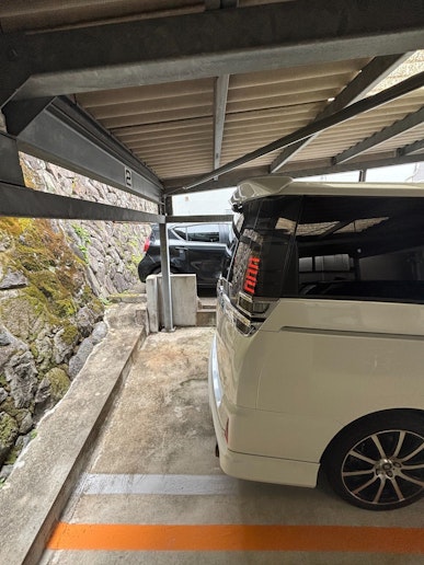 駐車の際は、天井の鉄骨にご注意下さい。
