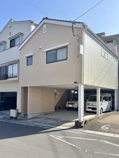 交通量が多いので出入りの際は、ご注意下さい。