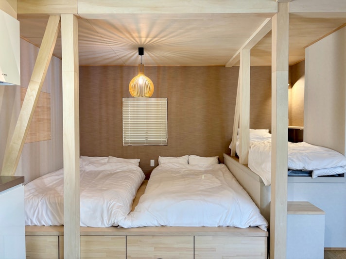 セミダブル2台、シングル1台、エアーベッド(ダブル）1台