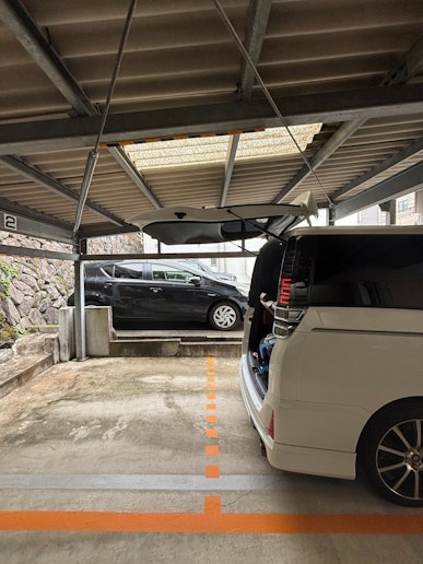 トランクを開ける際は、点線の手前に駐車してから開けて下さい。