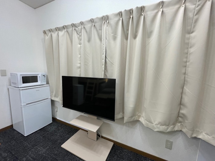 お部屋　43型液晶テレビ(ネット動画視聴可)、冷蔵庫、電子レンジ