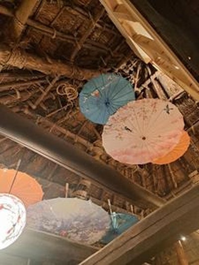 茅葺き屋根に和傘の天井