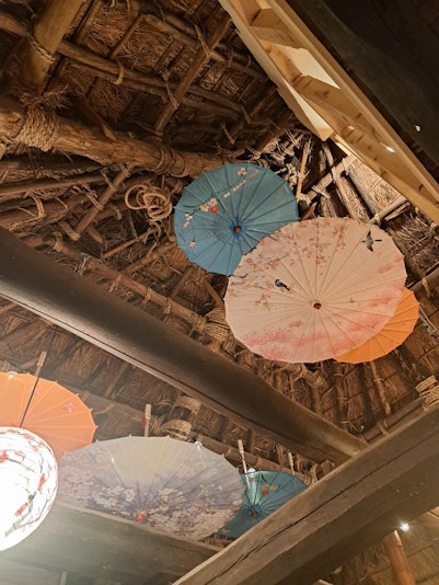 茅葺き屋根に和傘の天井