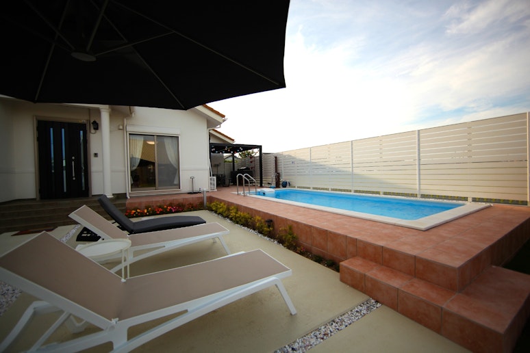 プール、サンベッド