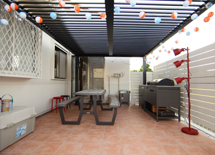 屋外BBQとダイニングテーブル