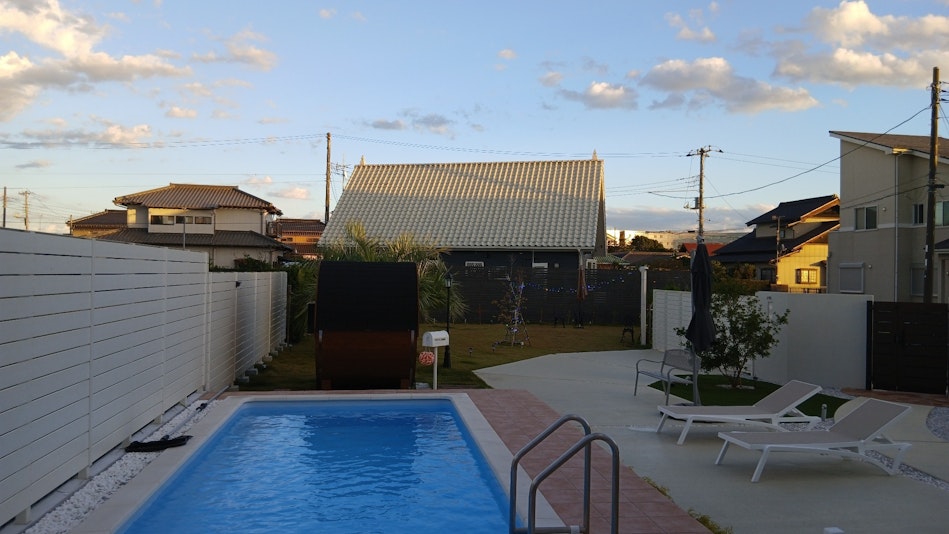 屋外ダイニングテーブルから見える庭