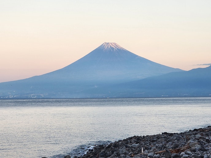 近くでは夕焼けと富士山が一望できます。