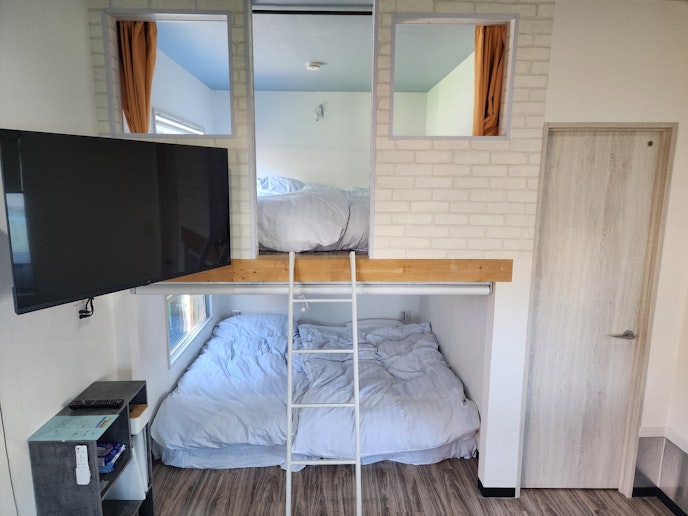 シングルベッド&times;４、カーテンあり。 ４０インチテレビでネット動画配信サービスをご利用いただけます。