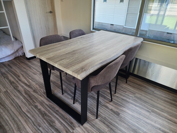 エアコン完備の室内で、テレビを見ながら飲食をお楽しみいただけます