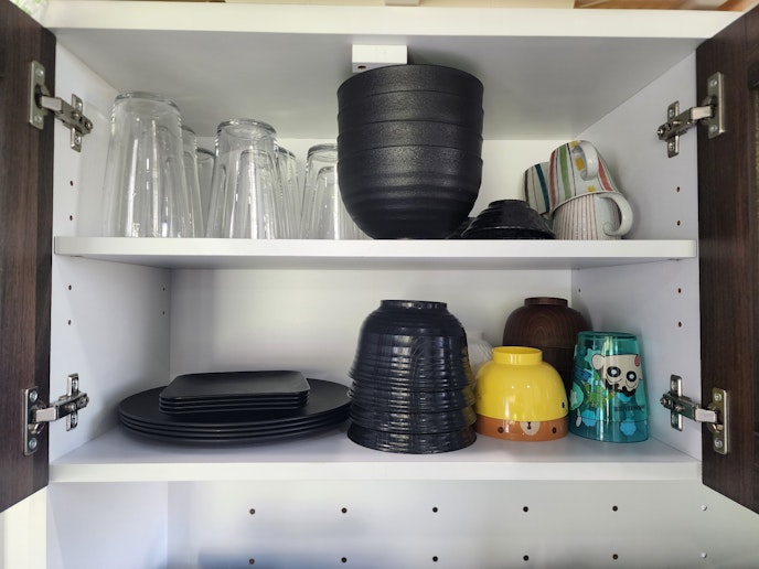 食器、カトラリー類、十分な数をご用意しております。