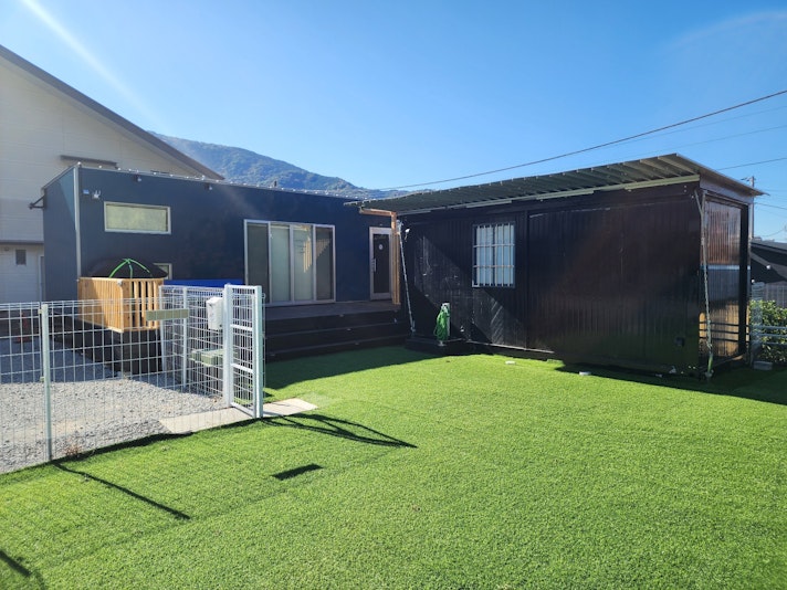 山に囲まれた屋外スペースでのびのびとお楽しみいただけます。