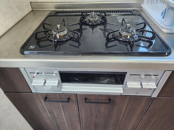 ガスコンロが三口あり、同時調理可能です。