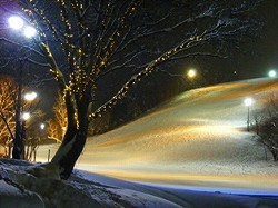 ゴンドラ駅舎前の夜景