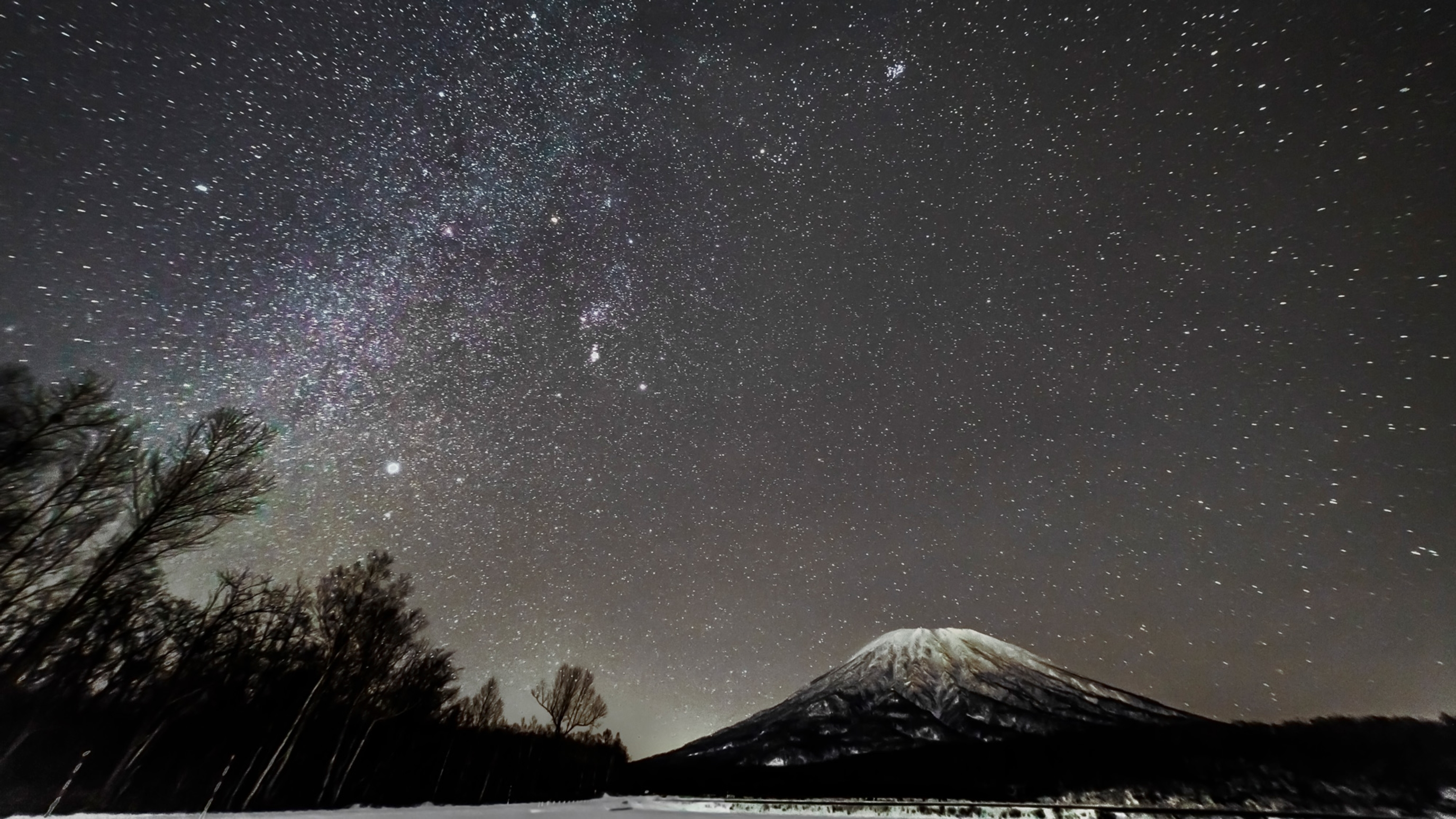 冬の夜空と羊蹄山