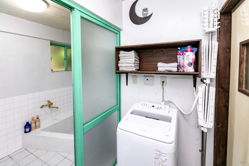 洗濯機あります。キッチンのところにガス乾燥機あります。洗濯物すぐに乾きますよ。洗濯物干しもあります。