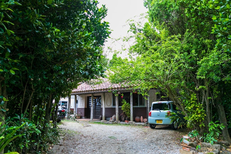 お知らせする道順以外は狭いので注意してください。軽自動車なら３台は入ります。