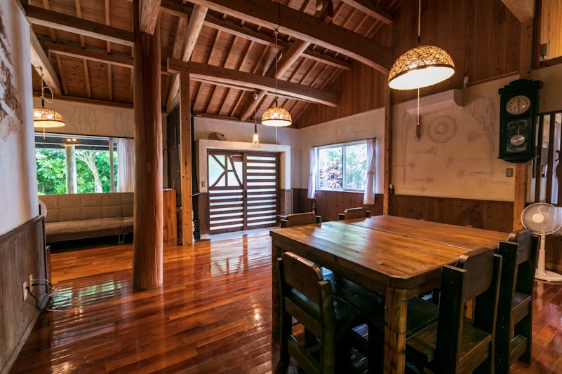 リビングです。天井が高くてひろいです。太い柱です。