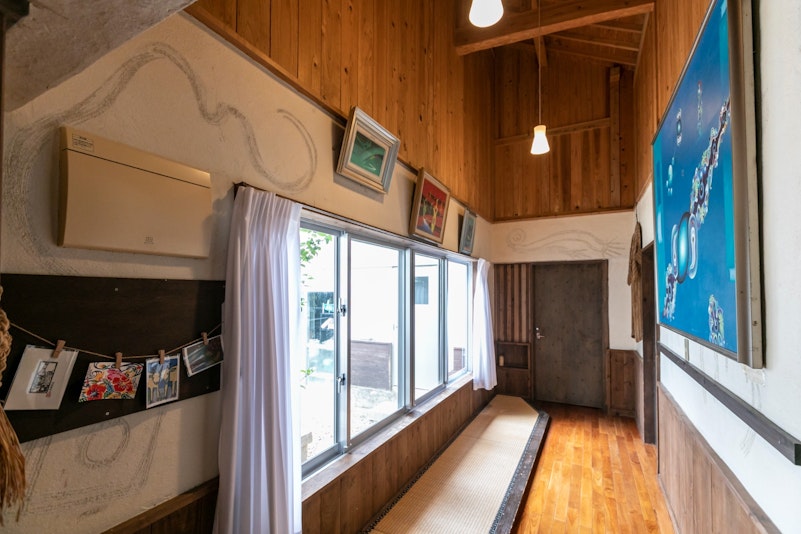 浴室に続く廊下です。明るいですよ。奥の扉は大家さんの敷地になるので使用できません。大家さんの親...